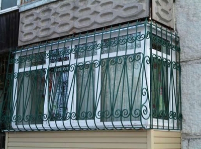Зеленая балконная решетка