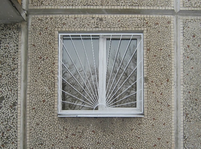 Обрешеченное окно в квартире